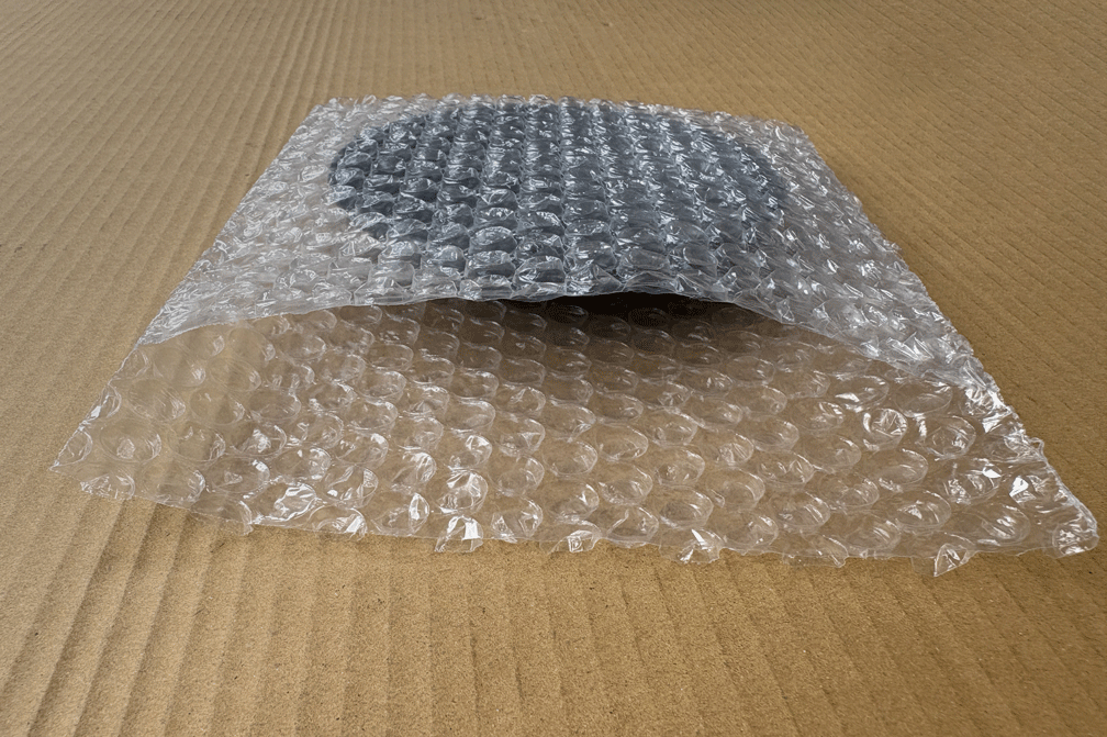 d36CDサイズプチプチ袋（外粒）で梱包したお皿