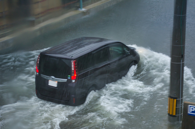大雨の中を運転中、車が冠水！そのときどうする？